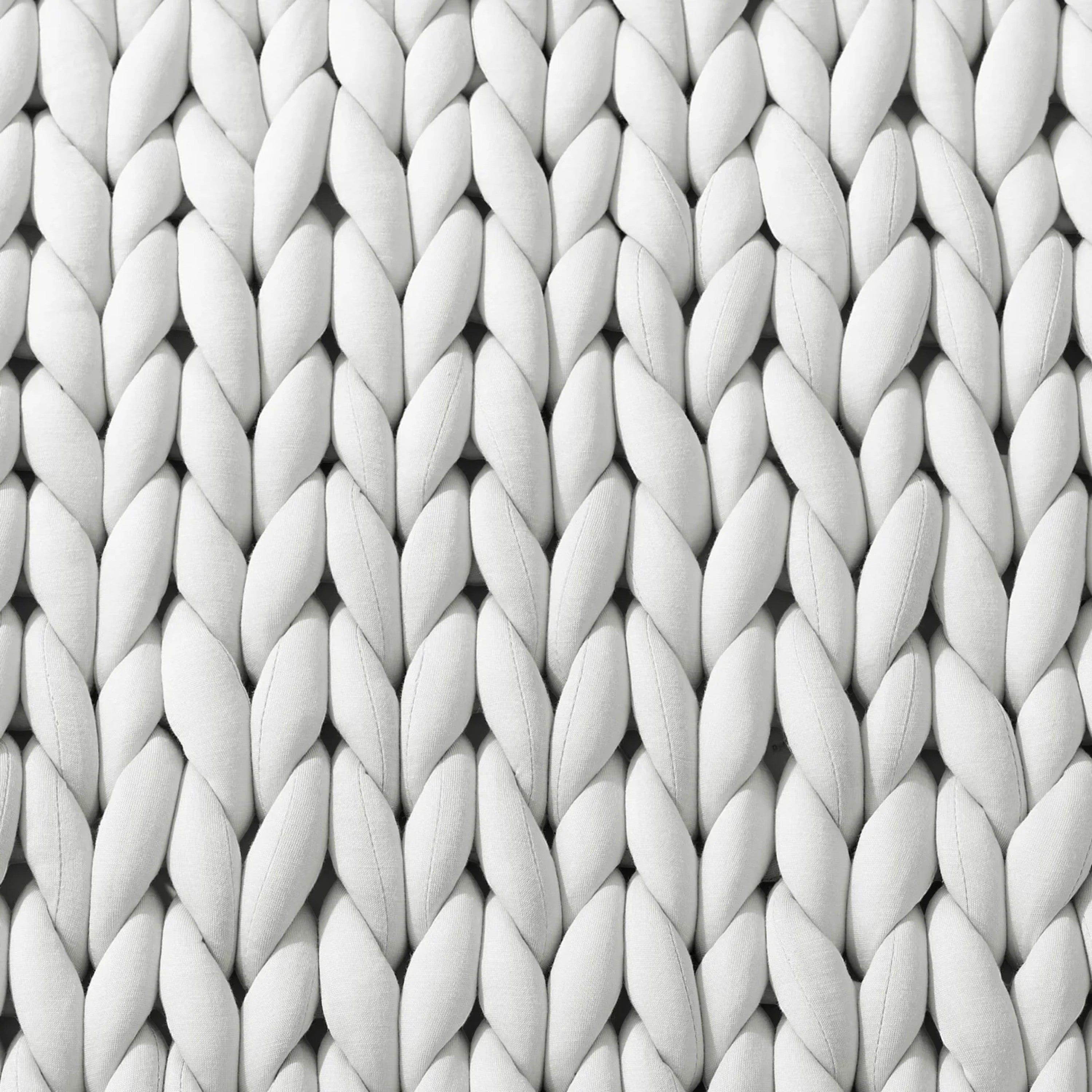 BirdieBox white chunky knit weighted blanket made of soft, breathable bamboo jersey. Hand-knitted for comfort and relaxation.